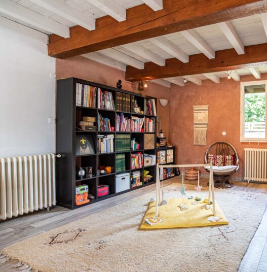 Rénovation d'un salon avec sa bibliothèque {{brizy_dc_image_alt imageSrc=