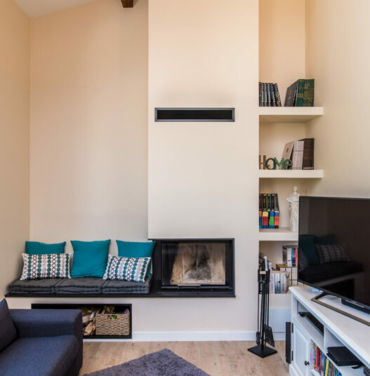 Rénovation intérieur d'une cheminée création d'un banc et d'une bibliothèque pour optimiser les espaces {{brizy_dc_image_alt imageSrc=