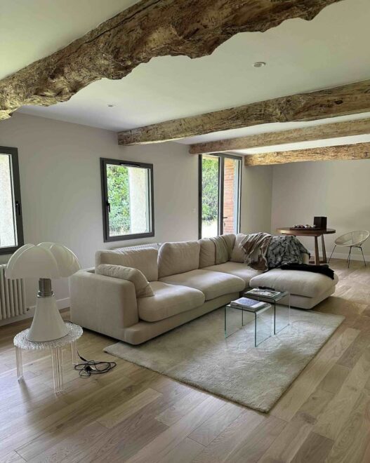Rénovation d’un salon avec poutres apparentes à Toulouse {{brizy_dc_image_alt imageSrc=