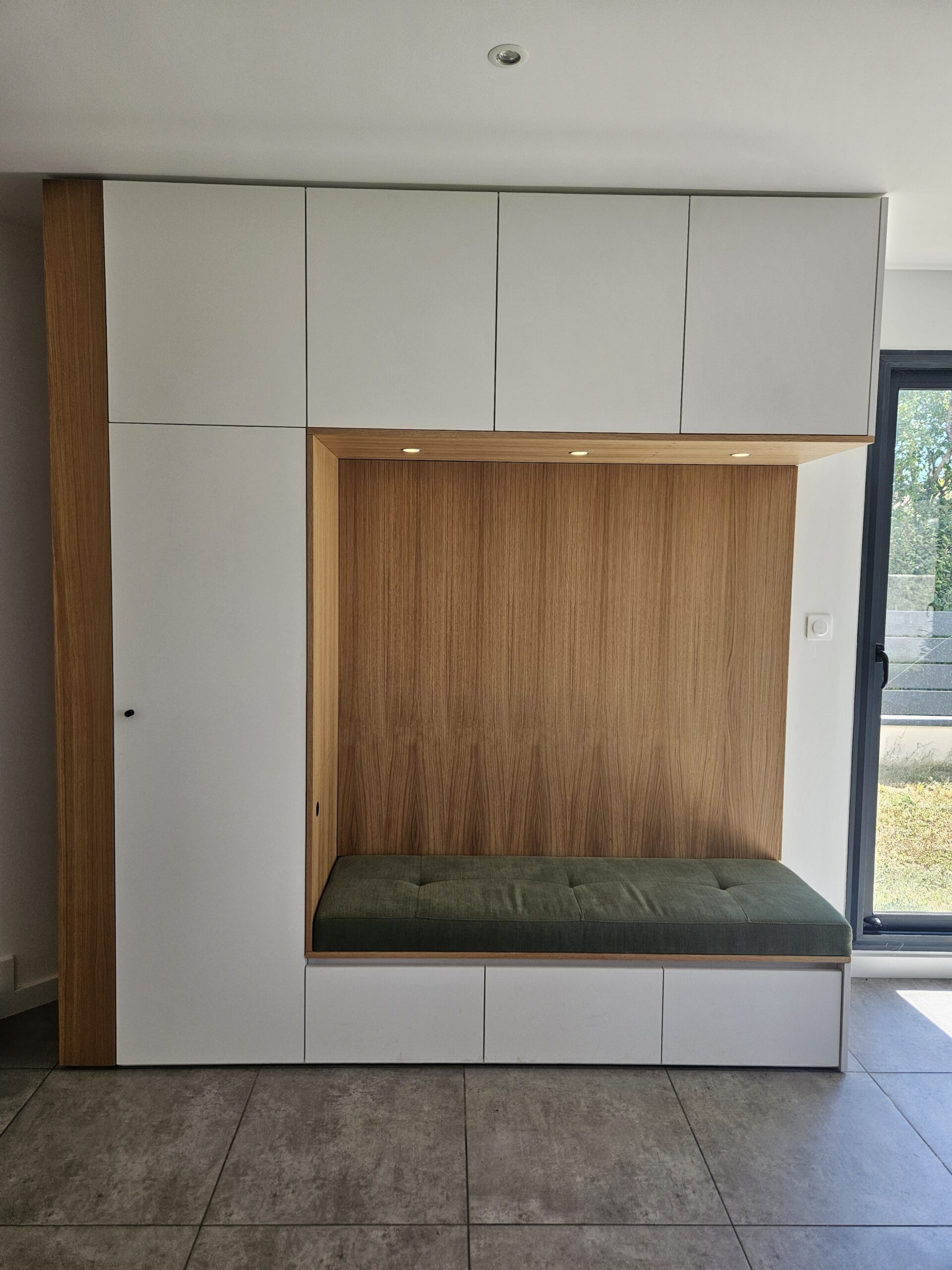 Meuble d'entrée agencé avec banc et niche éclairée en chêne à Labarthe sur Lèze.