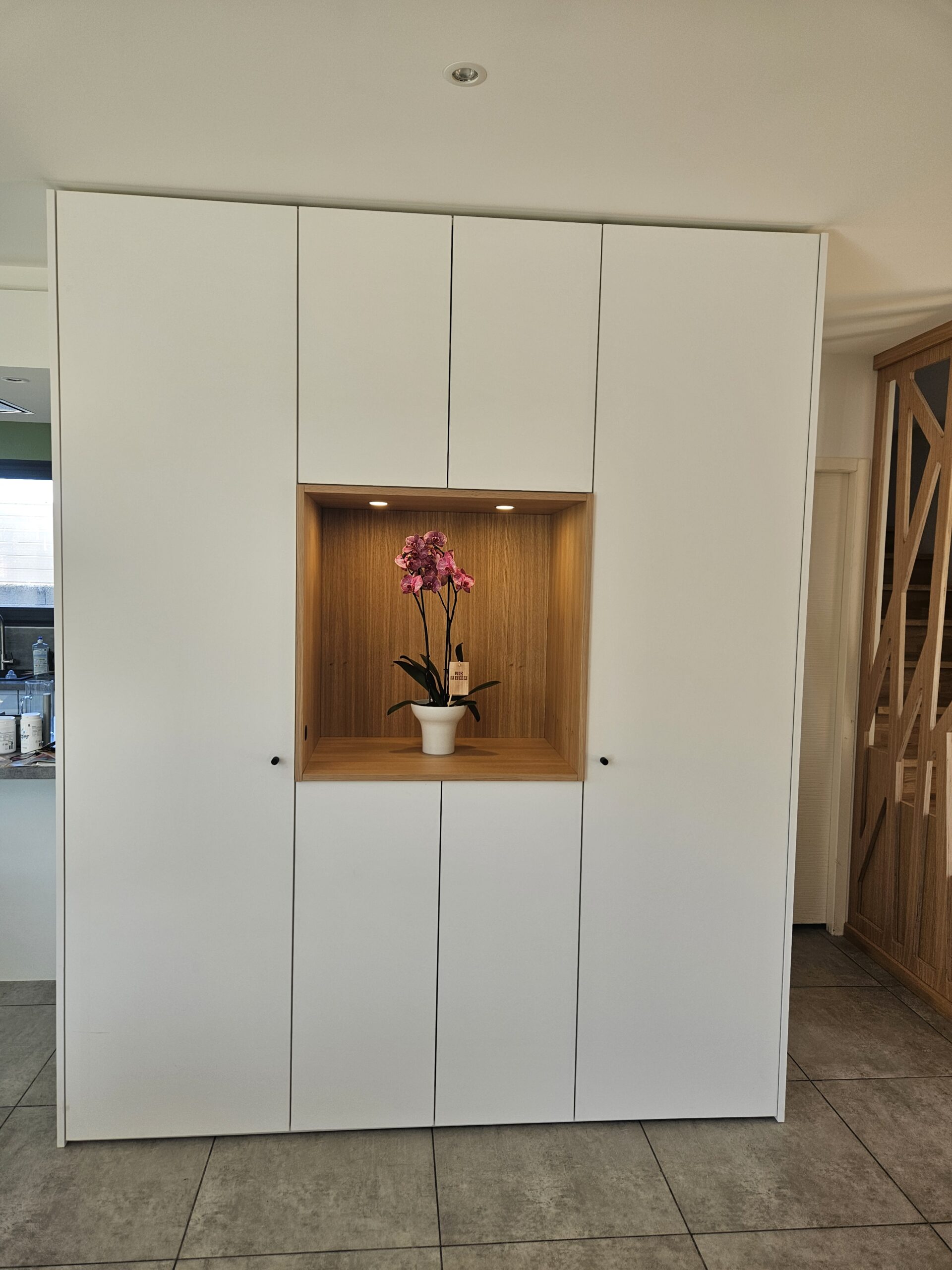 Meuble d'entrée penderie agencé avec niche décoratrive chêne.