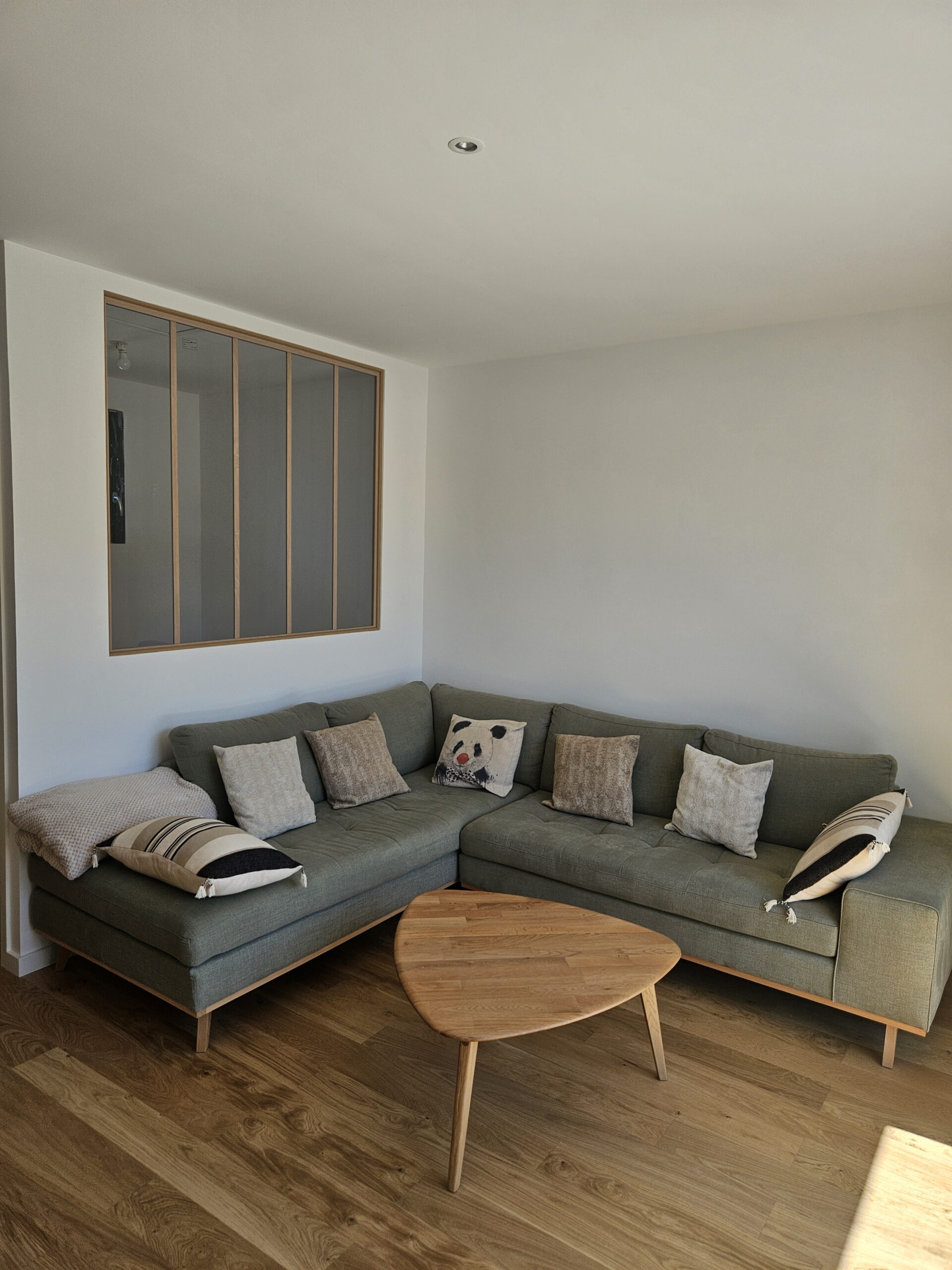Nouveau salon avec verrière bois.