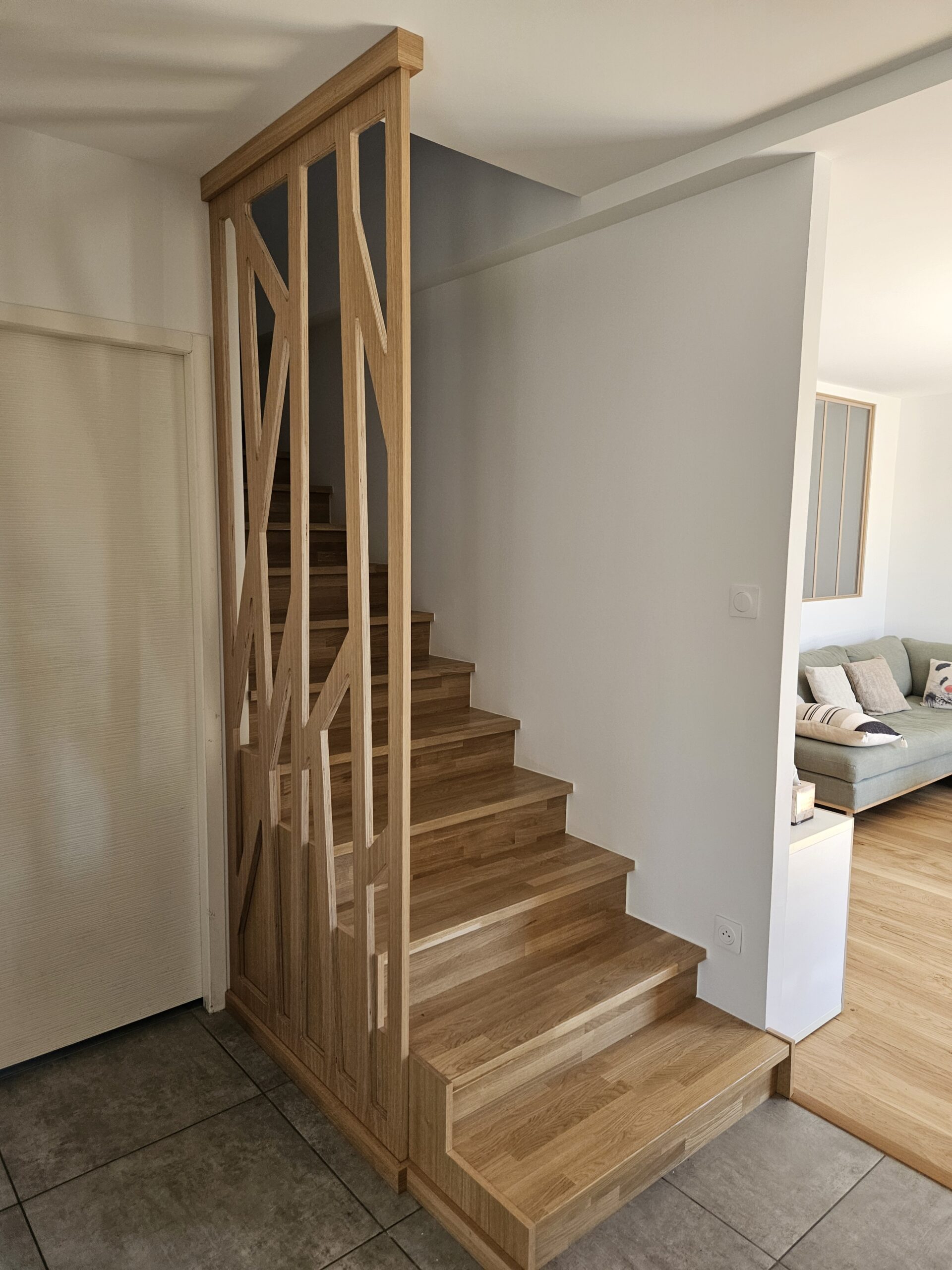 Escalier en plaquage chêne et son garde corps en claustra bois.