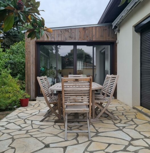 Création d'une extension ossature bois avec sa vitre qui donne sur l'extérieur {{brizy_dc_image_alt imageSrc=