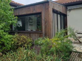 Création d'une extension ossature bois avec sa vitre qui donne sur l'extérieur