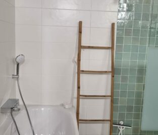Rénovation d'une salle de bain avec l'installation d'une douche, sa baignoire et son meuble double vasque