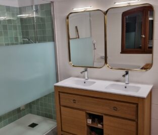 Rénovation d'une salle de bain avec l'installation d'une douche, sa baignoire et son meuble double vasque