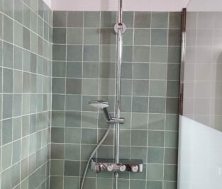 Rénovation d'une salle de bain avec l'installation d'une douche, sa baignoire et son meuble double vasque