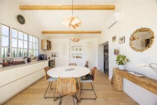 Extension de maison traditionelle avec plafonds rempants et fenêtre alu avec petits bois au Sud de Toulouse.