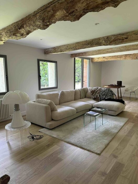 Rénovation d’un salon avec poutres apparentes à Toulouse
