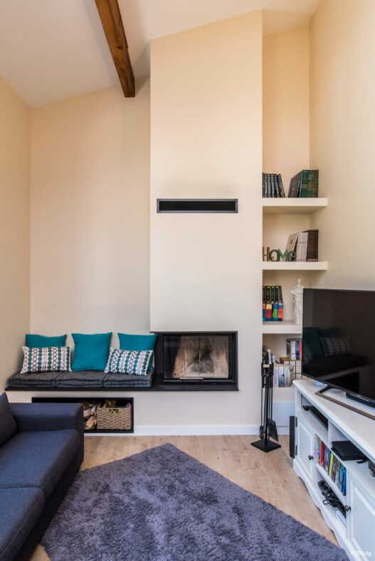 Rénovation intérieur d'une cheminée création d'un banc et d'une bibliothèque pour optimiser les espaces
